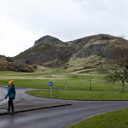 2 Bedrooms Flat Central Edinburgh, Sleeps 6, In The Shadow Of Holyrood Park And Arthur'S Seat With Free Parking, Two Bed Rooms Buitenkant foto