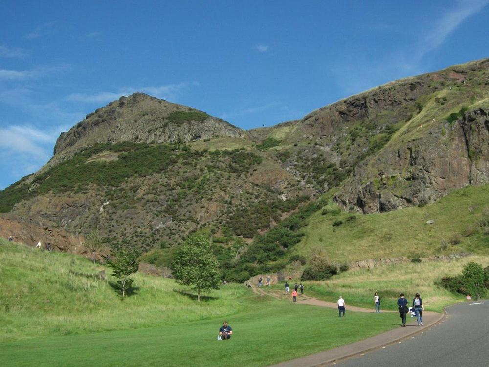 2 Bedrooms Flat Central Edinburgh, Sleeps 6, In The Shadow Of Holyrood Park And Arthur'S Seat With Free Parking, Two Bed Rooms Buitenkant foto