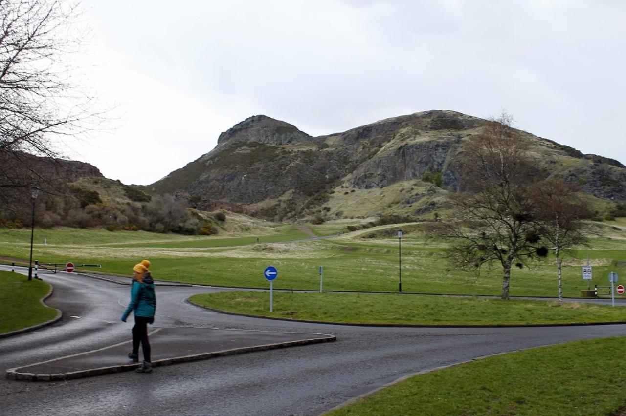 2 Bedrooms Flat Central Edinburgh, Sleeps 6, In The Shadow Of Holyrood Park And Arthur'S Seat With Free Parking, Two Bed Rooms Buitenkant foto